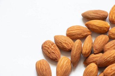 Soyutlanmış arka planda badem, çiğ ceviz