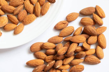 Soyutlanmış arka planda badem, çiğ ceviz