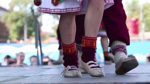 ウクライナの民俗芸術家は 大規模な靴や刺繍シャツで街の広場 足のステージ上で 民俗祭り — ストック動画