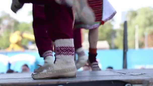 Artistas Folclóricos Ucranianos Sapatos Camisas Bordadas Palco Praça Cidade Pés — Vídeo de Stock