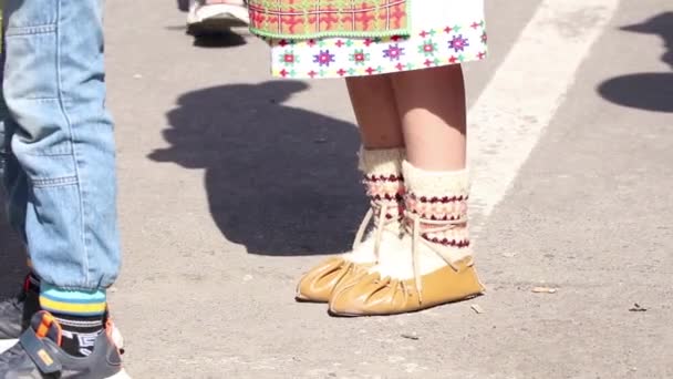 Ein Mädchen Ukrainischer Tracht Und Strohbast Schuhen Steht Auf Der — Stockvideo