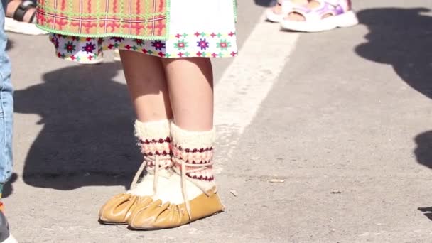 우크라이나 의상을 중심부의 아스팔트 있습니다 전통적 목욕용 신발을 — 비디오