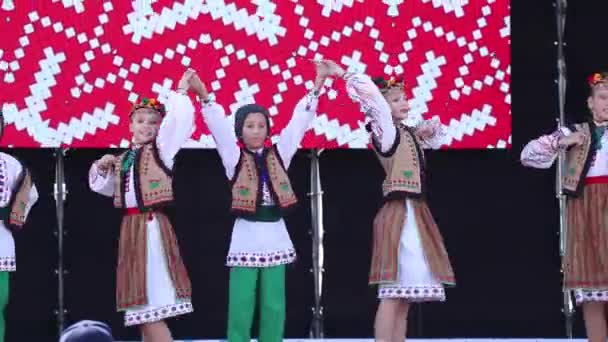 Ucrânia Dnipro 2021 Dança Popular Ucraniana Camisas Bordadas Dia Palco — Vídeo de Stock