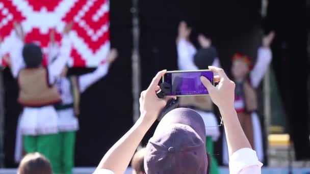 Hombre Está Filmando Concierto Escenario Centro Ciudad Solo Calle Espectador — Vídeos de Stock