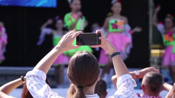 Fată Filmează Concert Scenă Din Centrul Orașului Singur Stradă Privitorul — Videoclip de stoc