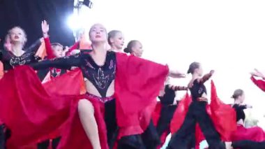 Ukrayna Dnipro 11.09.2021 - Şehrin merkezindeki meydanda düzenlenen konser, dans gösterisi