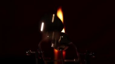 Dönen masa sarkaçları karanlıkta stres önleyici, meditasyon videosu, dönen toplarla sarkaç.