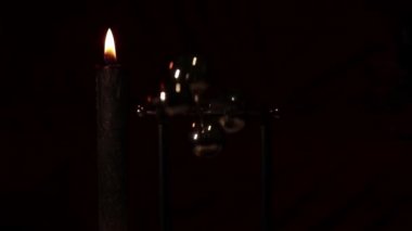 Dönen masa sarkaçları karanlıkta stres önleyici, meditasyon videosu, dönen toplarla sarkaç.