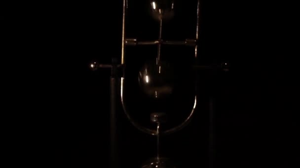 Rotating Table Pendulum Balls Antistress Dark Video Meditation Pendulum Rotating — Stock Video