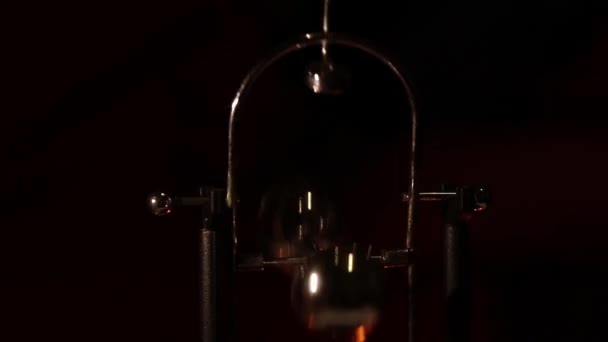 Rotating Table Pendulum Balls Antistress Dark Video Meditation Pendulum Rotating — Stock Video