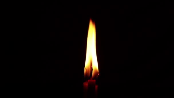 Τρία Αναμμένα Κεριά Στο Σκοτάδι Φωτιά Κεριών Θρησκεία — Αρχείο Βίντεο