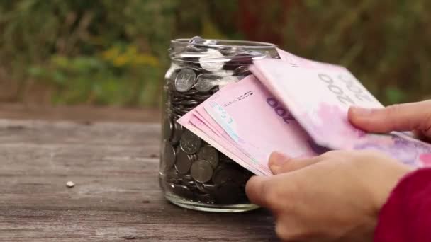 Kız Sokakta 200 Uah Değerinde Banknotlar Düşünüyor Ukrayna Parası Kızın — Stok video