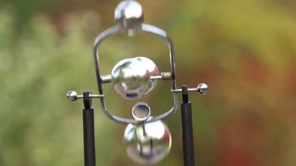 Bolas Pêndulo Mesa Rotativa Stress Está Sobre Mesa Parque Vídeo — Vídeo de Stock