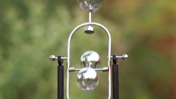 Tavola Girevole Pendolo Palle Antistress Stand Sul Tavolo Nel Parco — Video Stock