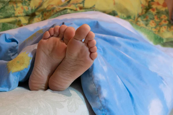 Pernas Femininas Sob Cobertor Cama Quarto Enquanto Dorme Pés Cama — Fotografia de Stock