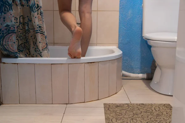 Młoda Dziewczyna Pod Prysznicem Domu Kąpiel Pod Prysznicem Domu Łazienka — Zdjęcie stockowe