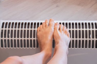 Evde bataryadaki dişi bacaklar, ısıtma mevsimi, elektrikli aküdeki sıcak bacaklar, bacaklar.