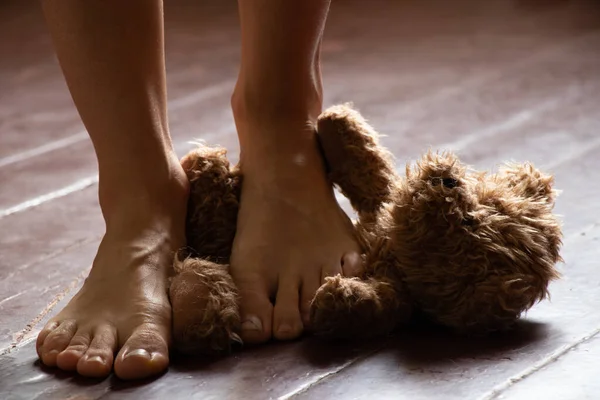 Piedi Nudi Femminili Che Calpestano Orsacchiotto Marrone Sul Vecchio Piano — Foto Stock