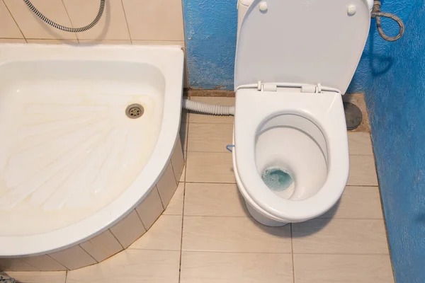 Toaletní Mísa Koupelně Sprchovací Kout Bytě Zblízka Koupelna — Stock fotografie