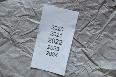 2020,2021,2022,2023 yılını çekler üzerine basılan yılların listesi olarak, 2022 yılını kağıt üzerine yeni yıl, yılların listesiyle