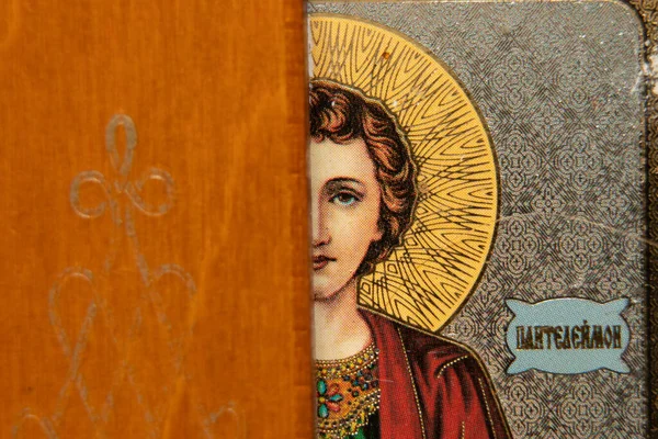 ウクライナDnipro 2021 イエス キリストと守護天使のアイコン 祈りの本のクローズアップ キリスト教のアイコン 教会の宗教 — ストック写真