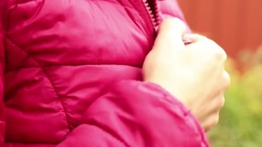 Kadın eli fermuarı kırmızı kış sıcacık ceketi, fermuar elbiseli, giyinik