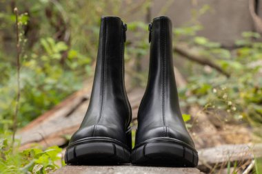 Kalın tabanlı yüksek siyah çizmeler, tomruk, kadın ayakkabısı kış, ayakkabı ve moda üzerindedir.