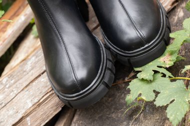 Kalın tabanlı yüksek siyah çizmeler, tomruk, kadın ayakkabısı kış, ayakkabı ve moda üzerindedir.