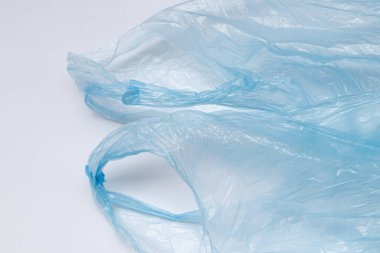 Kabzalı şeffaf mavi plastik torba, beyaz arka planda buruşmuş plastik, model, tasarım veya endüstriyel kullanım için ambalaj malzemesi dokusu