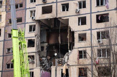 Bir savaş uçağı Ukrayna, Dnipro 'da Peremohy Caddesi' ndeki bir apartmana doğrudan isabet etti.