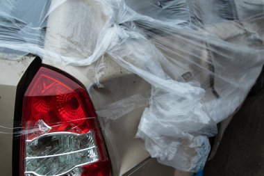 Arızalı araba, Ukrayna 'da kırılan ve tamamen deforme olan insansız hava aracının patlamasından sonra şeffaf filmle kaplı.