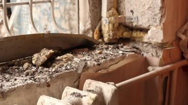Ukrayna 'daki savaş sırasında camları kırık, eşyaları dağınık ve yıkım izleri olan çok katlı bir binanın penceresinin altındaki insansız hava aracı patlaması sonrasında yıkılan bir daire.