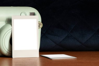 Tasarım modeli olarak iki ekran görüntüsü tarzı fotoğraf ve raflarda bir kamera ve resim eklemek için bir şablon