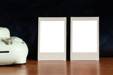 Tasarım modeli olarak iki ekran görüntüsü tarzı fotoğraf ve raflarda bir kamera ve resim eklemek için bir şablon