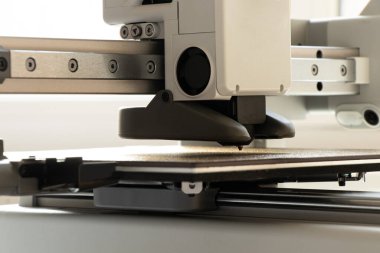 Beyaz arkaplanda bir masaüstü 3D yazıcısı. Katkı sağlayan üretim, dijital eğitim ve prototipleme için modern teknolojiler