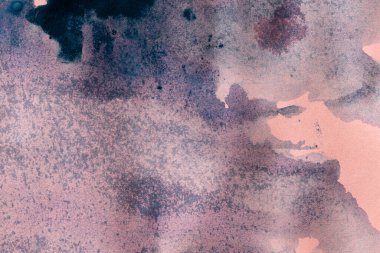 Pembe kağıtta mavi suluboya, düzensiz lekeler yaratıyor ve arka plan ve duvar kağıdı olarak damlatıyor, suluboya boya.