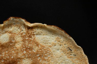 Arka plan ve siyah arkaplan, menü, kahvaltı hazırlama, pişirme gibi çıtır krep yakın plan çekimleri.