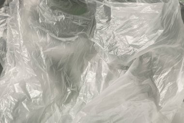 Paketleme, depolama, nem koruması, atık koruması, ulaşım, geri dönüşüm ve ev plastiği kullanımı konuları için buruşmuş plastik poşetin yakın çekimi