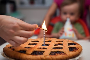 kavramı ilk doğum günü çocuğu - kek üzerine bir mum