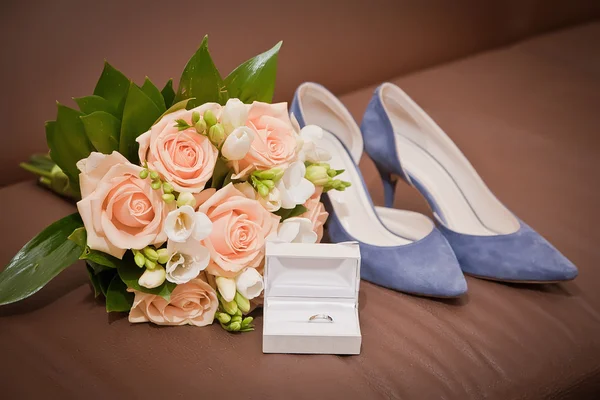 Svatební kytice, obuv, snubní prsten v krabici — Stock fotografie