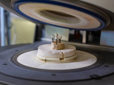 Birkaç protez prototipi, kaputun altındaki maket masasına sabitlenmiştir.