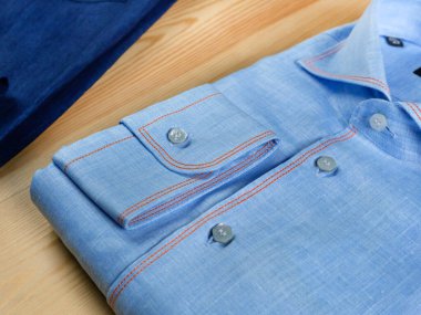 Mavi bir gömleğin parçası. Yaklaş. Kırmızı ipliklerle dikilmiş