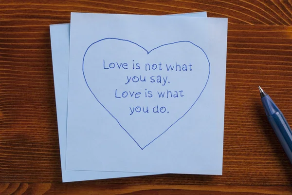 Lapp med texten Love är inte vad du säger. Kärlek är vad du gör — Stockfoto