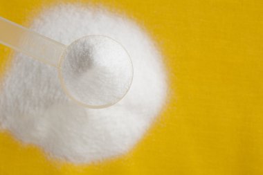 Seçici odak kreatin monohidrat toz içinde ölçü kaşığı