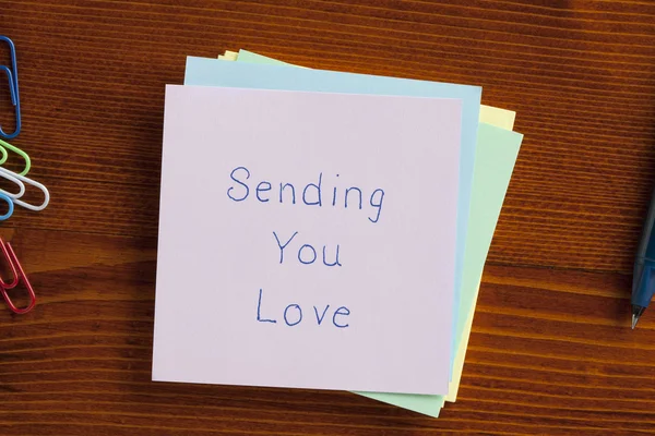 Wysyłanie kochasz napisał na notatki — Zdjęcie stockowe