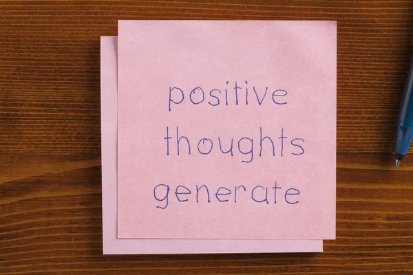 Los pensamientos positivos generan escritos en una nota — Foto de Stock