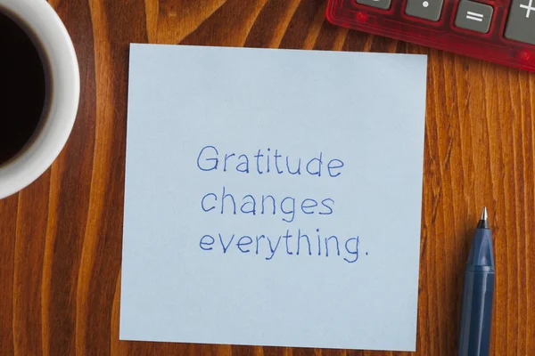 Gratitude changes everything written on a note — Stock Photo, Image