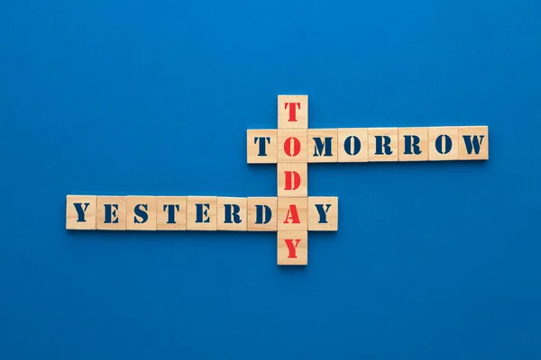 昨日も今日も明日も青を背景にクロスワード — ストック写真