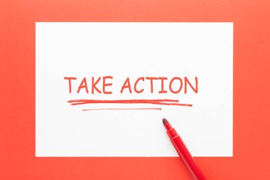 Beyaz kağıt sayfa ve kırmızı işaret üzerine yazılmış Eylemi Al.