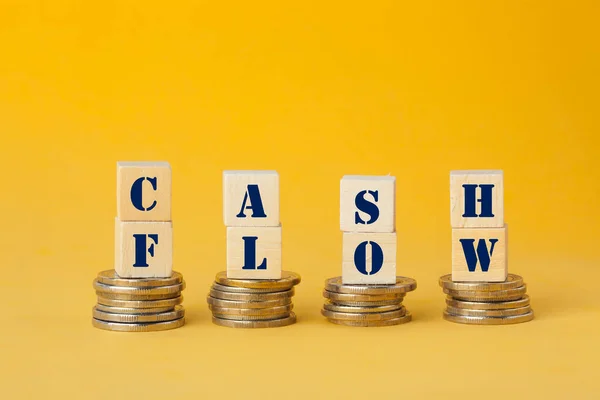 Cash Flow Concept Ξύλινο Μπλοκ Στο Βήμα Στοιβαγμένα Κέρματα Μπλε — Φωτογραφία Αρχείου